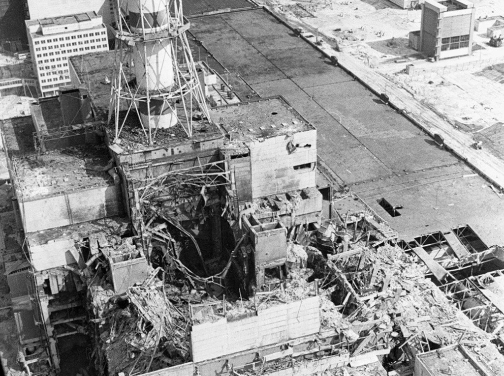1 Разрушенный энергоблок 4 на Чернобыльской АЭС.jpg