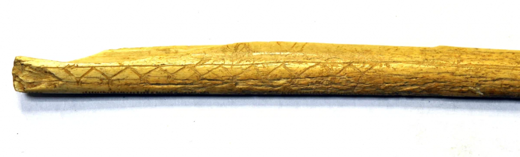 Мезолитический наконечник стрелы с гравировкой (VII тыс. до н.э.) Камень Дыроватый IV Ю.Б. Сериков