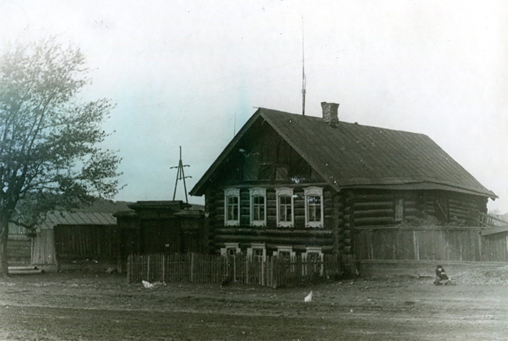 Дом бревенчатый двухэтажный с фасадом на четыре окна под двухскатной крышей по улице Челюскинцев. Фото 1950-х гг..jpg