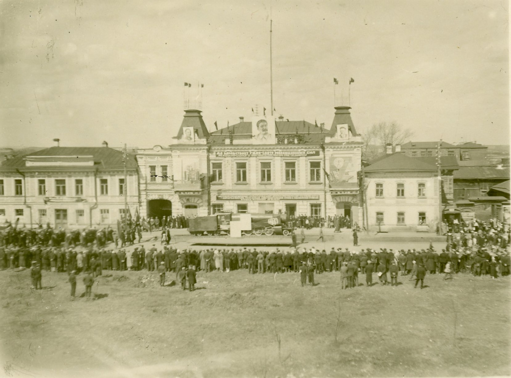 14 НВ-17474. Первомай 1936 г. Клуб Металлургов на ул. К.Маркса._1.jpg