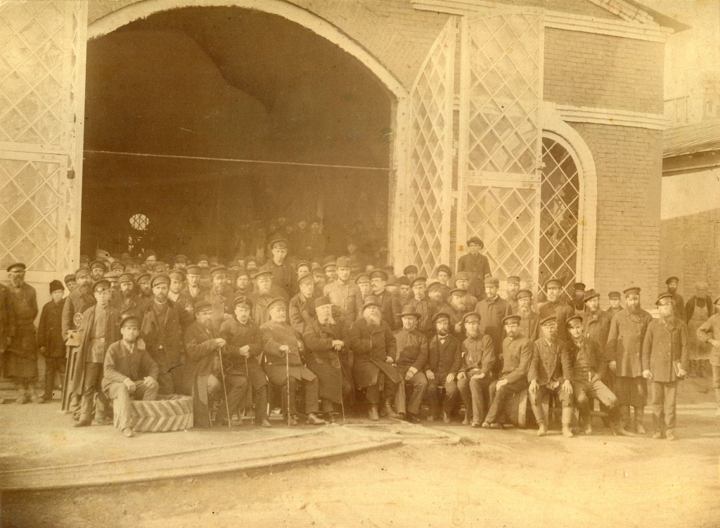 9_Служащие-и-рабочие-НТ-завода-у-ворот-механического-цеха.-1890-е-гг.jpg 9_Служащие-и-рабочие-НТ-завода-у-ворот-механического-цеха.-1890-е-гг.jpg