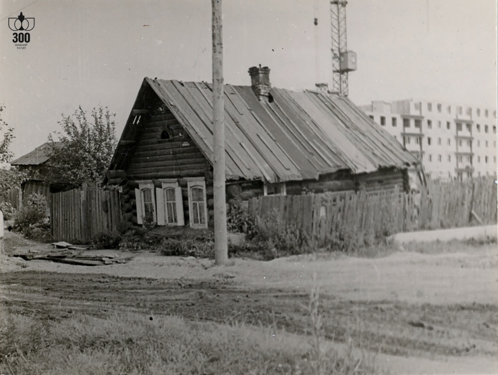 Ул. Космонавтов старейший дом с ул. Раздельной. 1972 г. Фото Б.Шилова.jpg