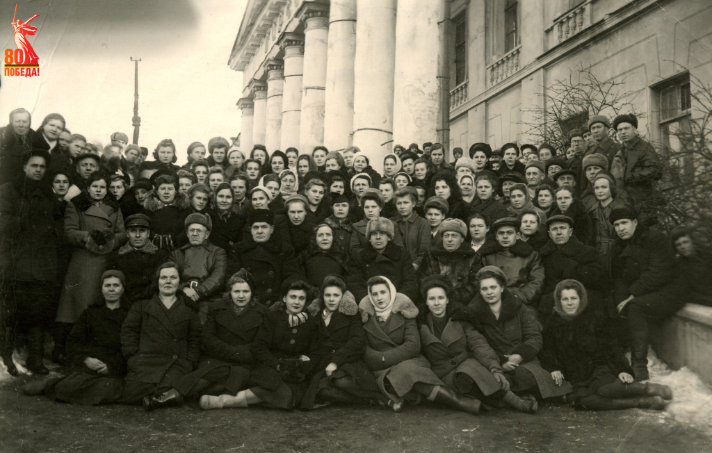 6А Сотрудники у зд с лого.jpg