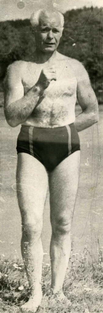 Требухин В.Д. после плавания. 1970-е г..jpg