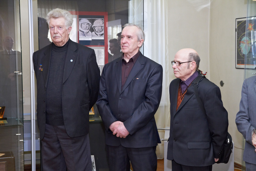 Р.-А.-Хамов-(слева)-с-ветеранами-криогенного-производства-В.-Н.-Бурмистровым-и-Ю.-В.-Утемовым-на-открытии-выставки-Ступени-в-космос.-2011-г.jpg