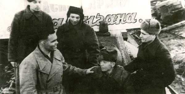 Я. Цыган (Куксенко) (первый ряд, слева крайний), артист Нижнетагильского цирка, при передаче танка, купленного для армии на собственные средства. Фото 1942 г.
