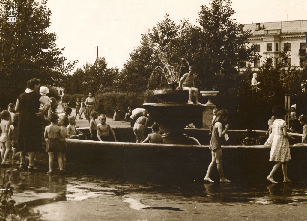 Ул. Ильича. Пионерский сквер в Дзержинском районе. Фонтан. 1950-е гг.