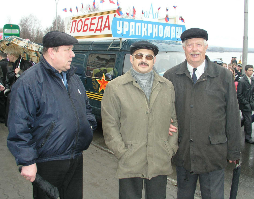 Р. А. Хамов (слева) на пораде Победы. 2000-е гг.JPG