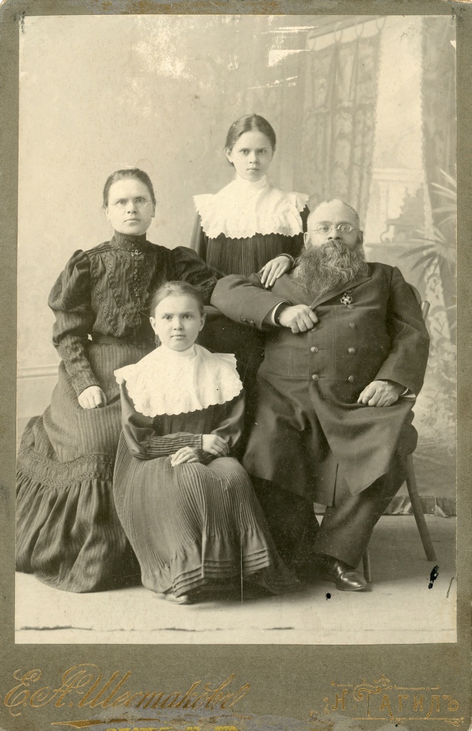 1-Николай-Иванович-Кларк-семьей.-Фото-Е.А.-Шестакова.-Кон.-XIX-в..jpg