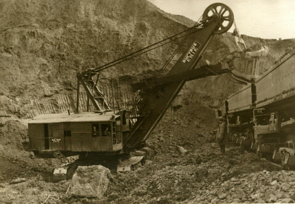 Погрузка железной руды экскаватором в карьере Высокогорского железного рудника. Фото 1943 г.