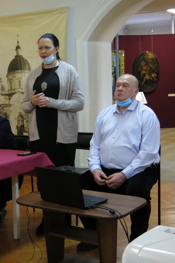 Супруги-родоведы Л.И. Фомич и В.И. Патимов рассказывают о проделанной работе по родословию семьи.