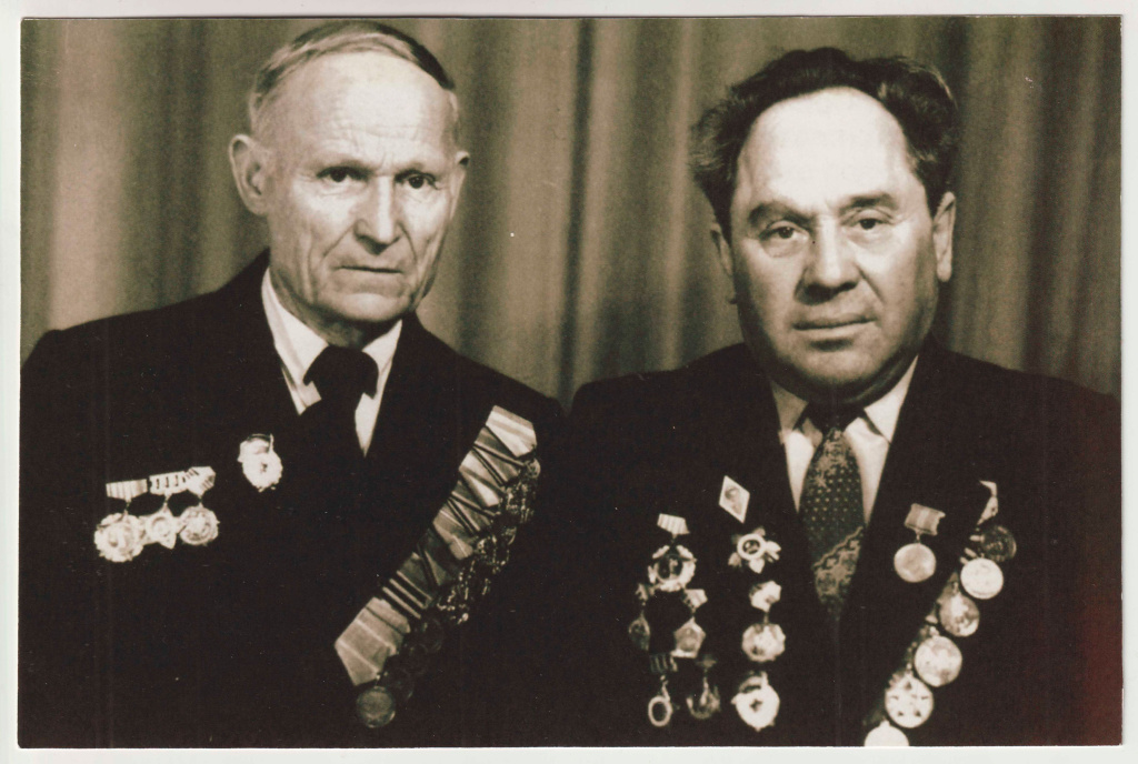 8.-Фронтовые-друзья-Александр-Мышкин-и-Николай-Литвин.-1970---е-гг.-Коллекция-НТМЗ.jpg