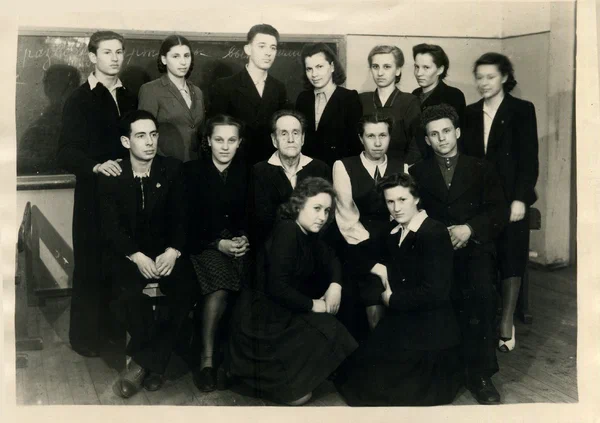 А.П. Гуляев с учениками. 1949 г.