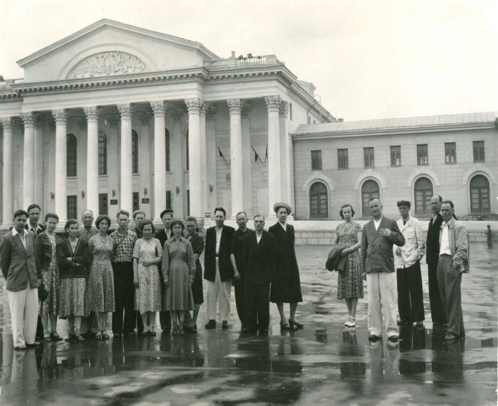 групповой снимок 1960-е у Дворца УВЗ.jpg