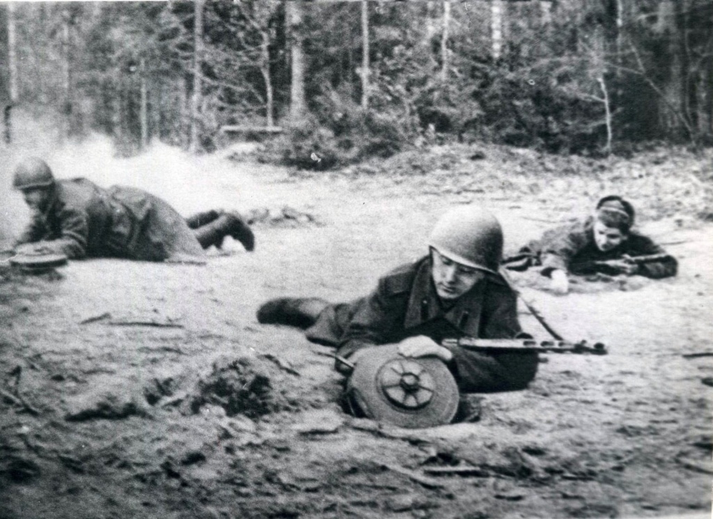 Подготовка к битве на Курской дуге. Минеры закладывают мины. Фото 1943 г.