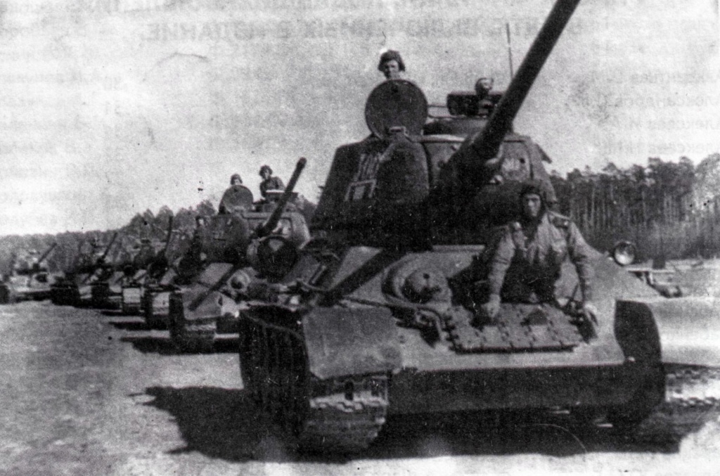 Колонна танков Уральского добровольческого танкового корпуса (УДТК). Фото 1943 г.