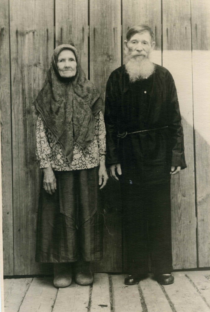 Семья старообрядцев. Углежог Гилев Г.С. с женой 1950-е гг. д. Сулем.