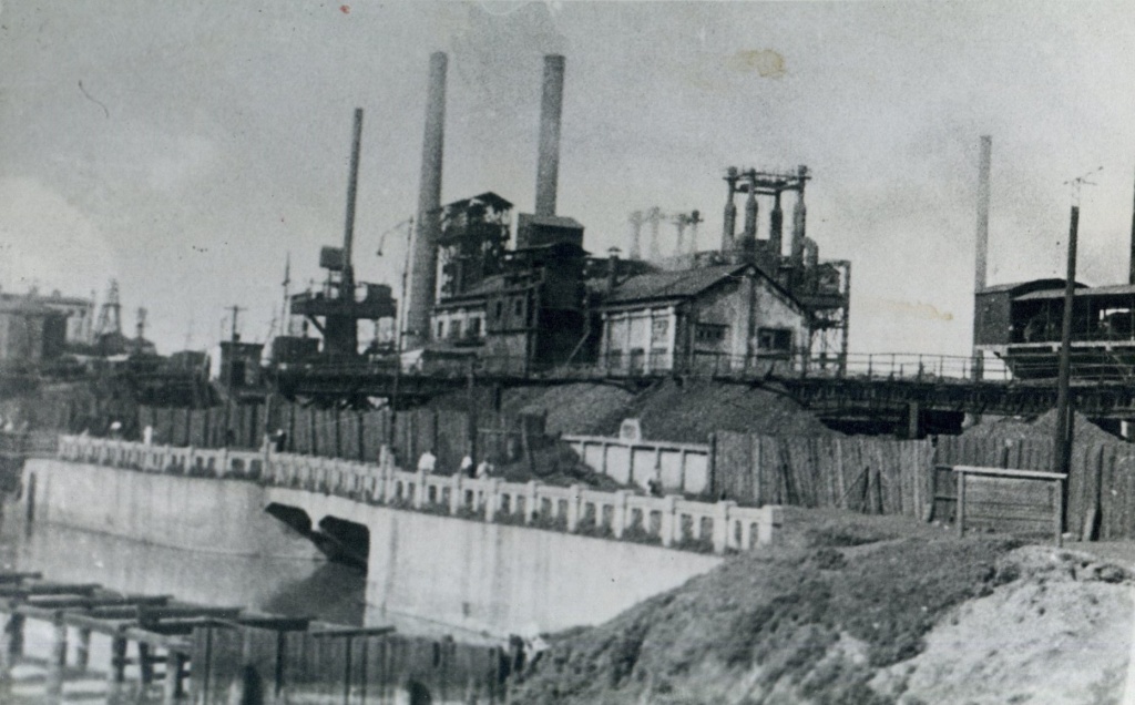 1940-е гг. ФТМ-2862-4 Альбом. Вид на завод состороны плотины. 1940-е гг..jpg