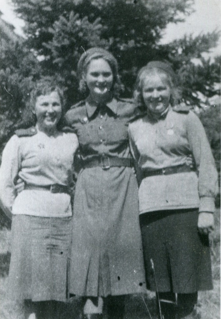 Е.В. Хрулева, связистка-телефонистка 3-го Белорусского фронта, с боевыми подругами. 1944 г..jpg