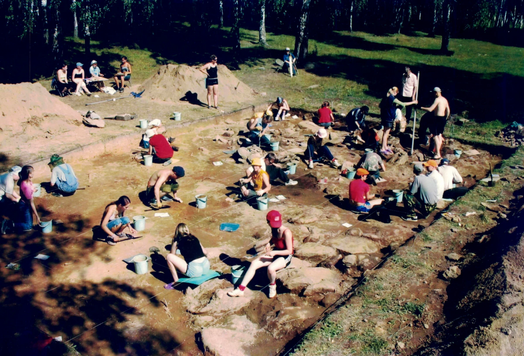 Процесс раскопок Шайтанское озеро II (фото из архива)