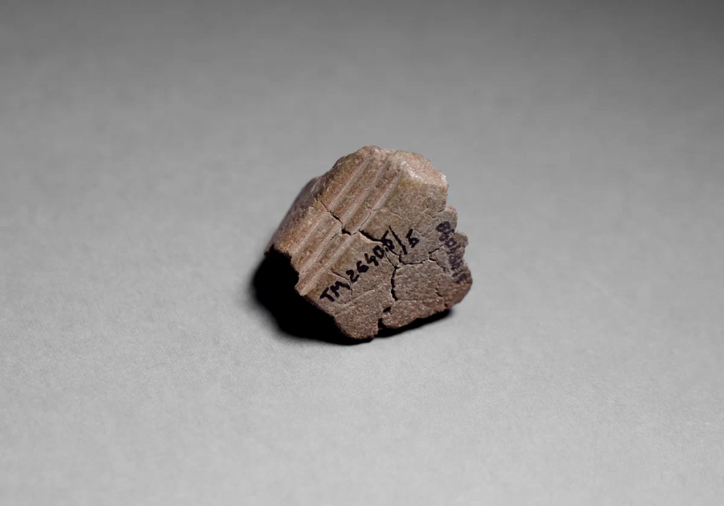 Фрагмент изделия из халькопирита (Средневековье VI - X в н.э.) Пещера Туристов Ю.Б. Сериков