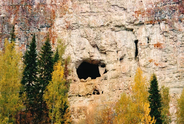Камень Дыроватый. Пещера Скалолазов.