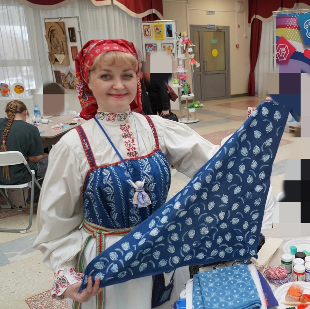 Фото 29. Кривощекова Татьяна Николаевна мастер по набойке В современном ситцевом платке Ивановской фабрики в руках косынка крашенная краской индиго в технике кубовая набойка.jpg