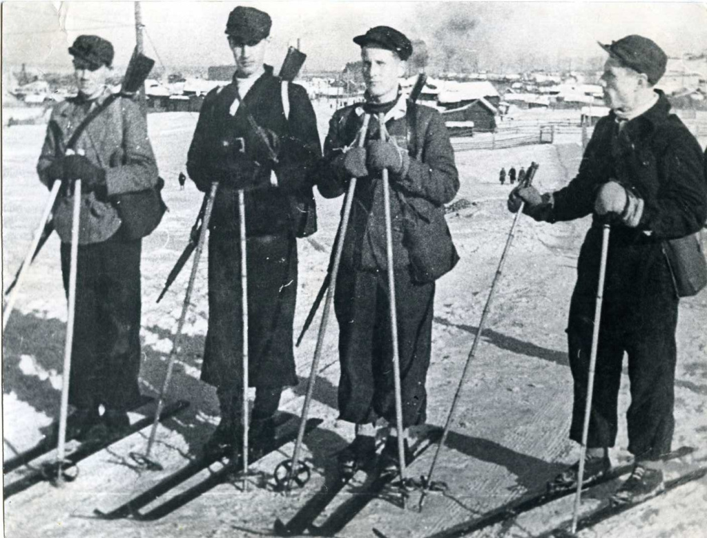 8 НВ-2832-39. Участники военизированного перехода 1939-40 гг руководитель Е. Решетников..jpg