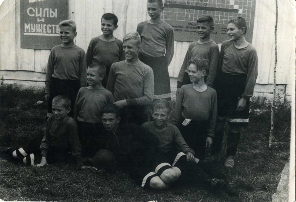 27 ФТМ-9563. Детская команда. Чемпионы города 1949 г. тренер П.И. Коротков..jpg 27 ФТМ-9563. Детская команда. Чемпионы города 1949 г. тренер П.И. Коротков..jpg