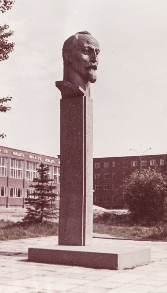 8. Памятник Ф.Э. Дзержинскому. 1975 г. на УВЗ у проходной.jpg