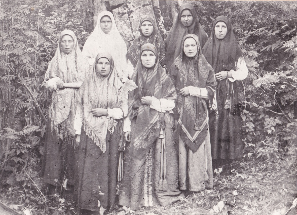 Старообрядцы. Группа женщин в горах на богомолье недалеко от Верхнего Тагила. 1920-е гг.