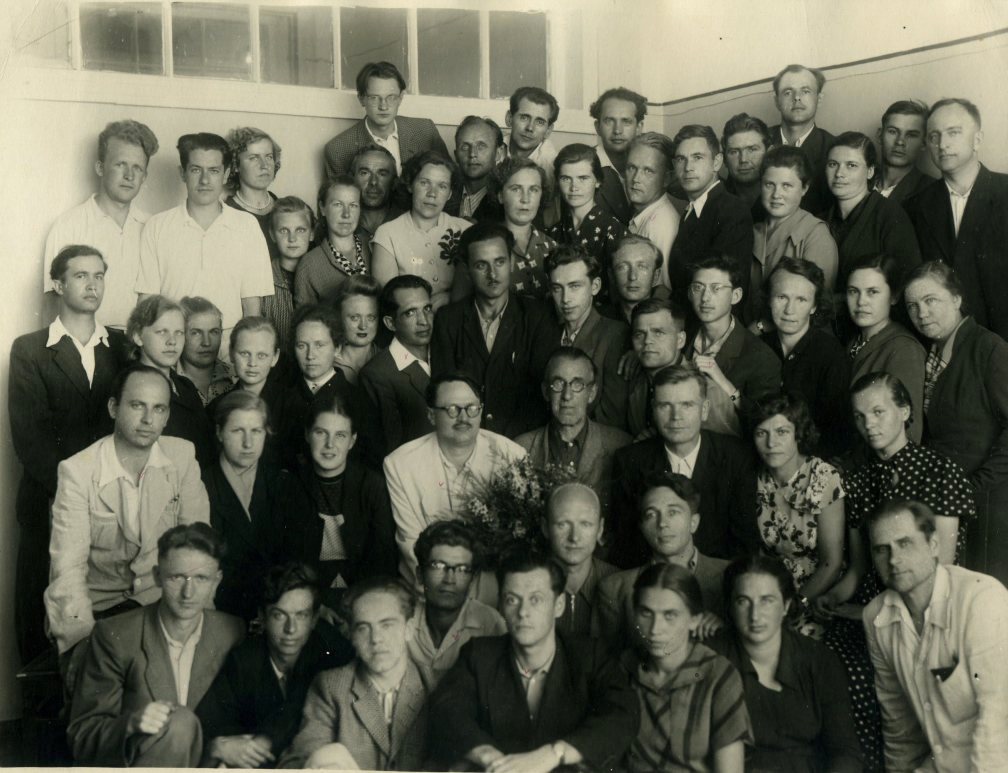 Коллектив ОКБ-250. Во втором ряду, 4-й слева - М.Н. Веремьев.