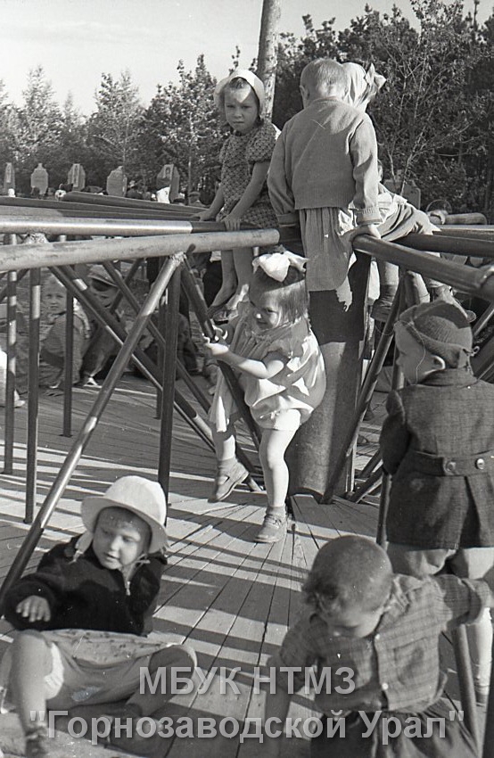 2. Дети играют на качелях. 1960–1970-е гг.jpg