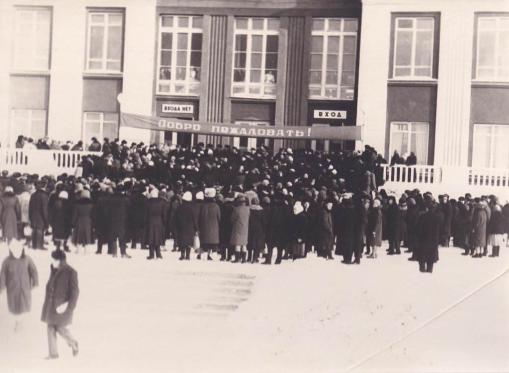 04ТМ-5916-37. Торжественный митинг по случаю открытия железнодорожного вокзала. 1966 г..jpg