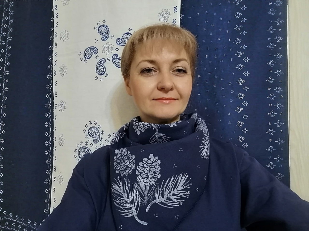 Фото 30. Кривощекова Татьяна Николаена мастер по набойке на фоне ткани с набивными рисунками в технике верховая набойка на шее шейный платок с авторским принтом мастера.jpg