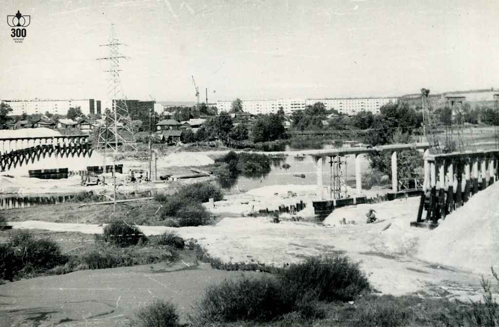 Строительство моста с ул. Космонавтов на Кр. Камень. 1977 г.jpg