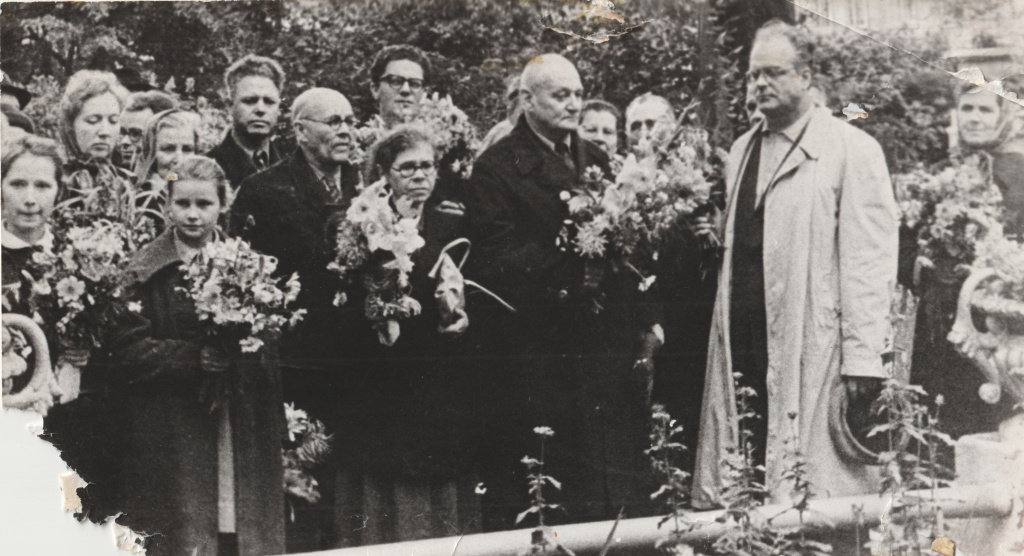 7.-НВ-8027-А.-С.-Бондина,-К.-В.-Боголюбов-с-писателями-и-гостями-музея.jpg 7.-НВ-8027-А.-С.-Бондина,-К.-В.-Боголюбов-с-писателями-и-гостями-музея.jpg