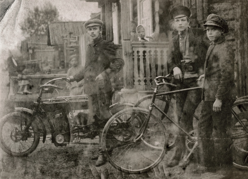 4 Казаковцев Н.Д. с мотоциклом. 1914г. Нижнетагильский музей-заповедник.jpg