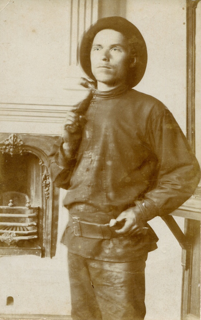 2. Казаковцев Н.Д. , слесарь Пермской железной дороги.1910 г. Нижнетагильский музей-заповедник.jpg